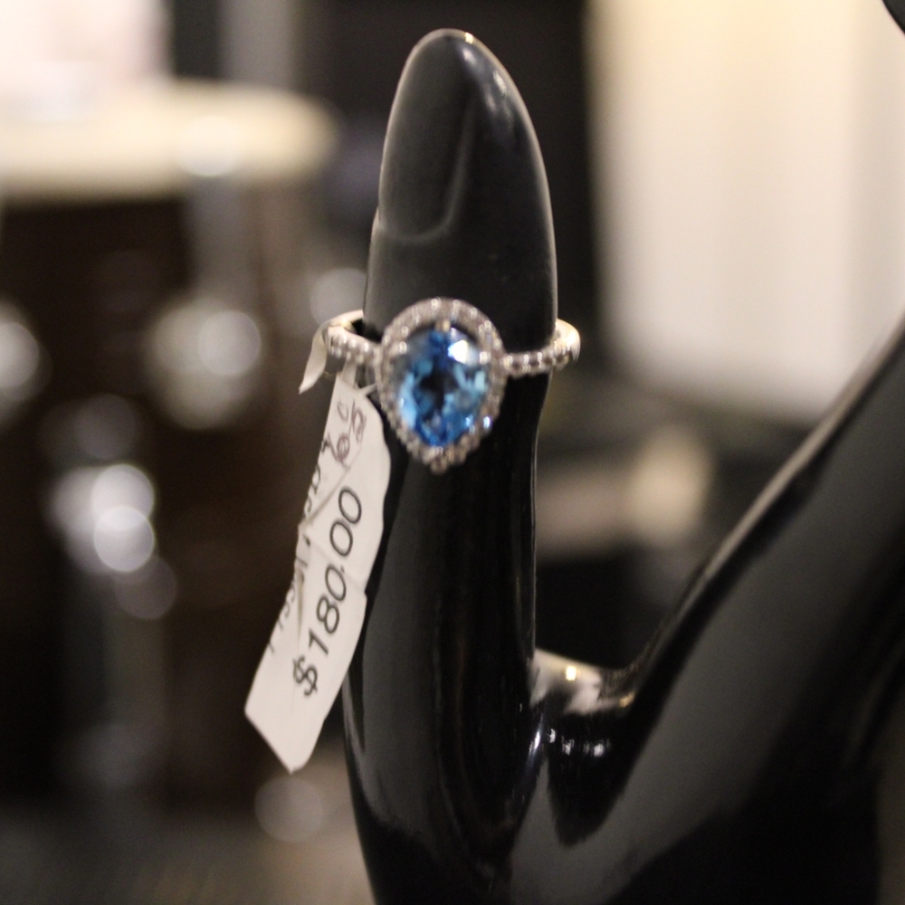 Brand new, beautiful ring with two color Topaz 💍